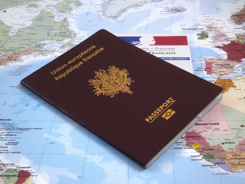 Passeport d'un jeune expatrié.