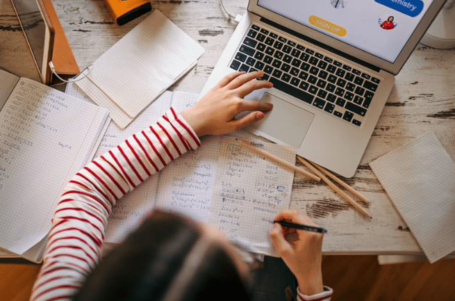 Lutter contre le harcèlement scolaire grâce à l’école à distance