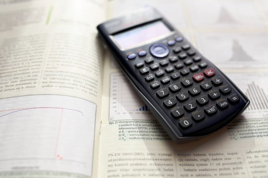 Un lycéen en train de suivre un cours de l'École Française Digitale sur son ordinateur